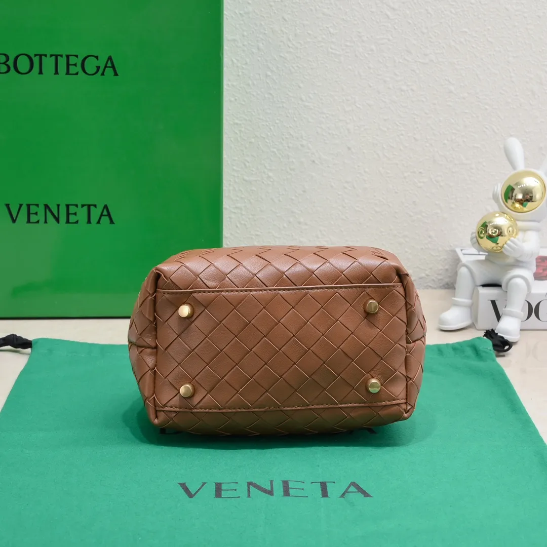 Batch 1560 #Bv Small Intrecciato woven leather bowling bag with detachable crossbody strap, single interior flat pocket, zipper closure "Classic weaving craftsmanship" is an indispensable symbol of the brand🔥. The meticulous weaving craftsmanship not only makes the bucket bag show a sense of high-end, but also adds a sense of agility to it, exuding a simple and elegant beauty. It is made of soft and delicate sheepskin texture. It is light and comfortable, and reveals a sense of high-end everywhere. The color matching is refreshing and clean, and the upper body is aged~concave shape! A bowling bag that can be used for both work and leisure. Size: 20.5*15.5*10cm, model: 7460#